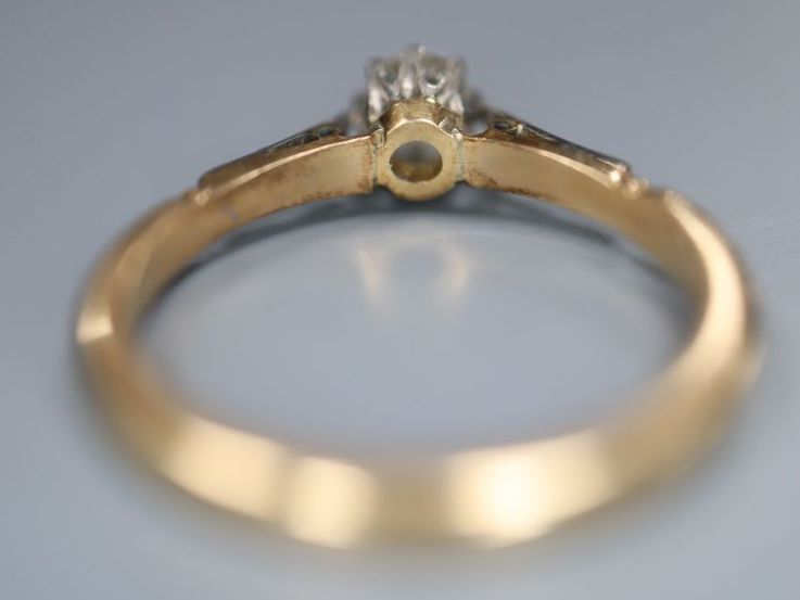 An 18ct and plat, solitaire diamond ring, size M, gross 2.6 grams,